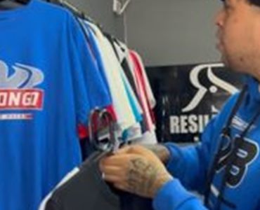 Camisetas e moletons na loja